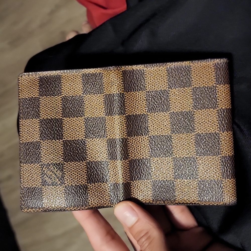 A Louis Vuitton wallet - Picture 4 of 4